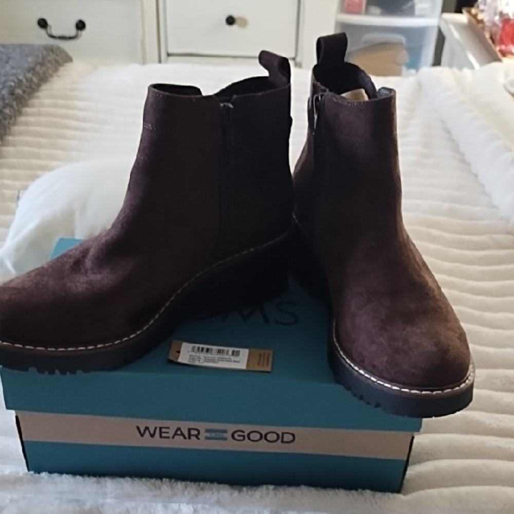 Women’s Brown Suede Chelsea Ankle Boots - Comfortable Everyday Style